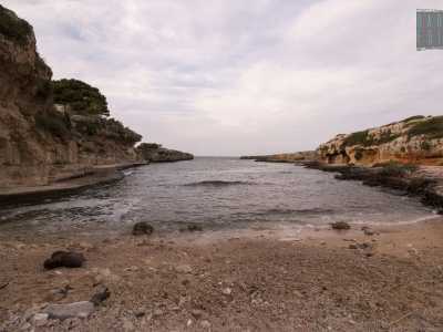 La struttura e la sua cala segnano il confine tra l�ultimo selvaggio tratto di costa di Polignano e l�inizio del litorale monopolitano